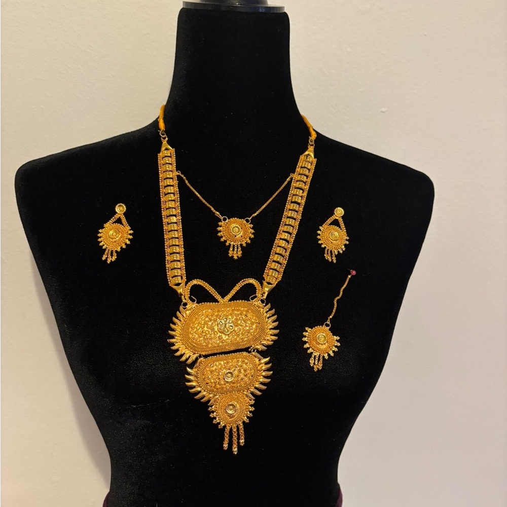 Radiant Gold Necklace and Earring Set